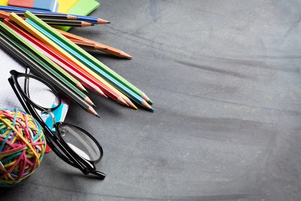 Material de escritório em Chalk board — Fotografia de Stock