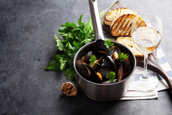 Mejillones en olla de cobre — Foto de Stock