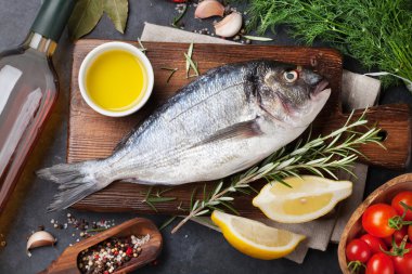 Çiğ balık malzemeler pişirme