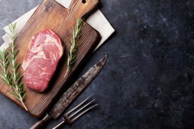 Ham sığır eti biftek pişirme