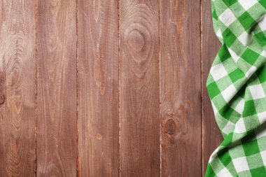 Mutfak masasında havlu ile