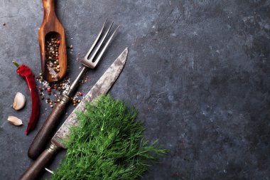 Otlar ve baharatlar taş masada 