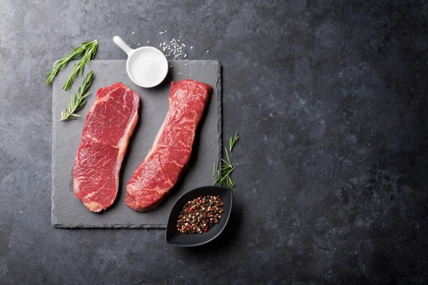 Raw striploin steaks — Stock Photo, Image