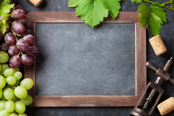 Uvas rojas y blancas y pizarra — Foto de Stock