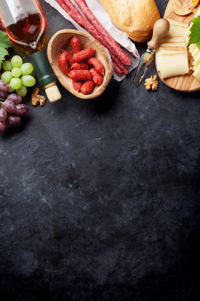 Vin, raisins, fromage, saucisses — Photo