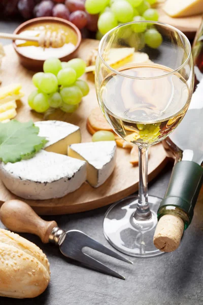 Wijn, druiven, kaas en honing — Stockfoto