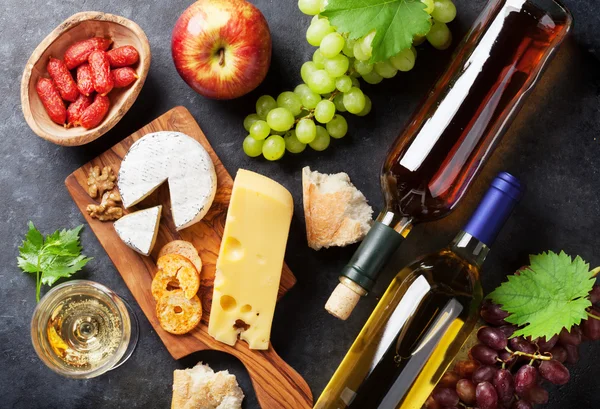Wine, grapes, cheese — Stock Photo, Image
