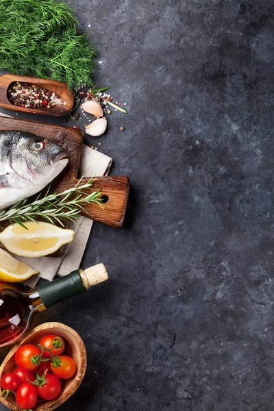 Rå fisk matlagning ingredienser — Stockfoto