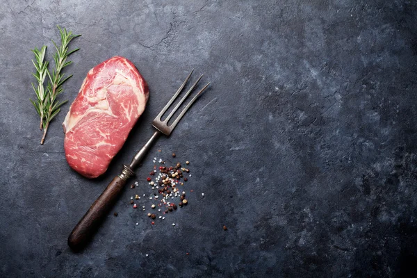 Rått nötkött stek matlagning — Stockfoto
