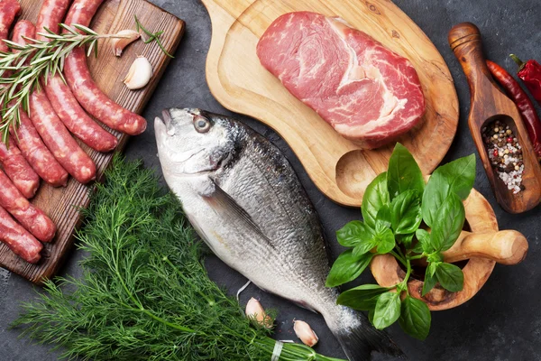 Wurst, Fisch und Fleisch kochen — Stockfoto