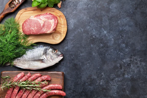 Klobásy, ryby a maso vaření — Stock fotografie