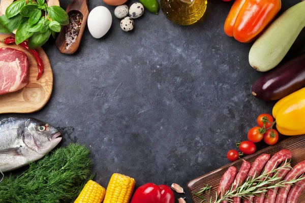 Grönsaker, fisk och kött matlagning — Stockfoto