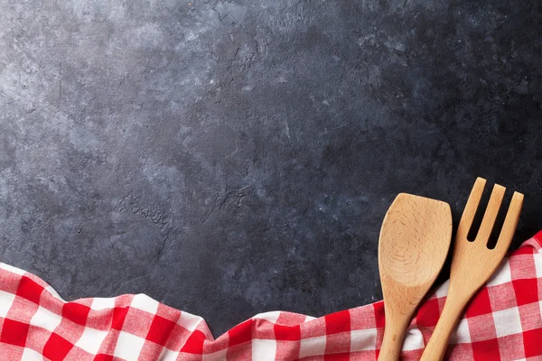 Mesa de cocina con toalla y utensilios —  Fotos de Stock