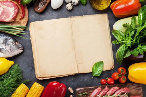Kogebog med grøntsager, fisk og kød - Stock-foto