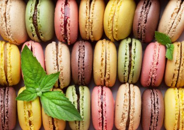 Kutusunda renkli macaroons