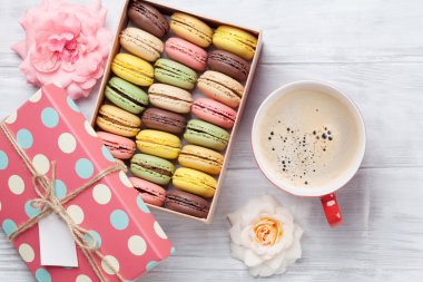 renkli kurabiye ve kahve