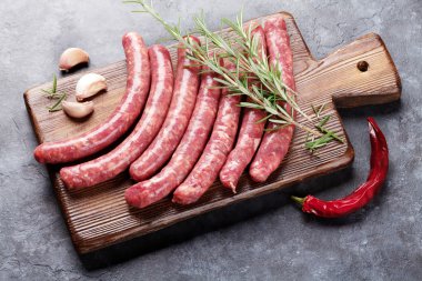 Çiğ sosis ve yemek pişirmek için malzemeler