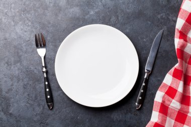 Boş tabak ve mutfak havlu