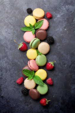 Renkli macaroons ve çilek