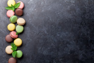 Taş Masa üzerinde renkli macaroons