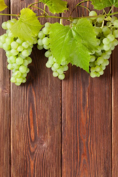 Bouquet de raisins blancs avec des feuilles — Photo