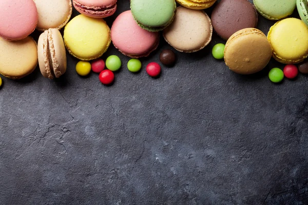 Färgglada macaroons och godis — Stockfoto