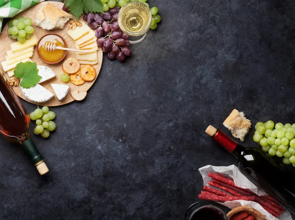 Vino, uva, formaggio e salsicce — Foto Stock