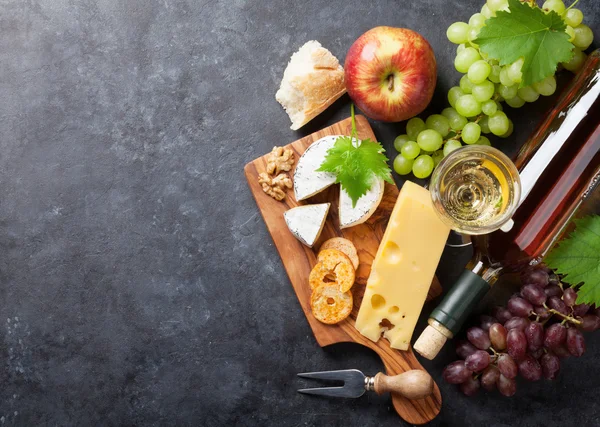 Vinho, uvas, queijo — Fotografia de Stock