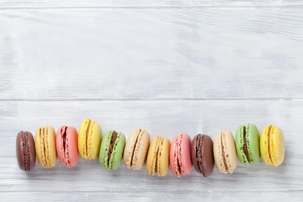 Macarons colorés sur table en bois — Photo