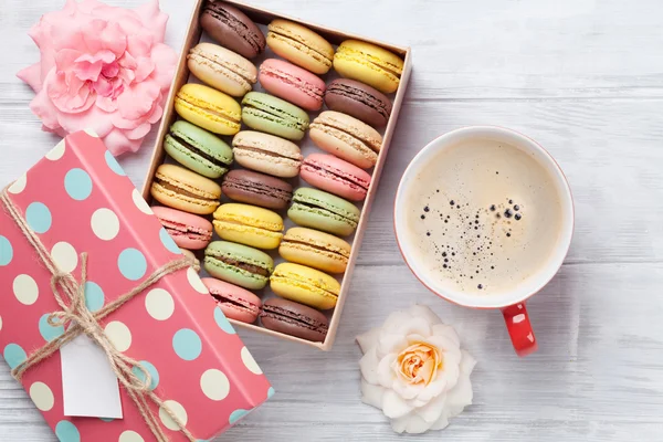 Macaroons coloridos e café — Fotografia de Stock