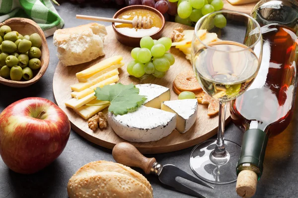 Vino, uvas, queso y miel — Foto de Stock