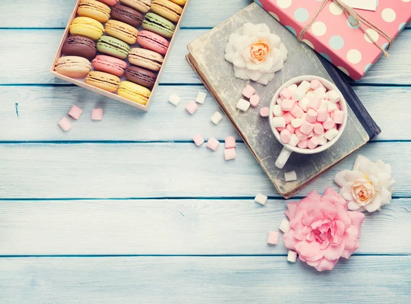 Macaroons coloridos em caixa e marshmallow — Fotografia de Stock