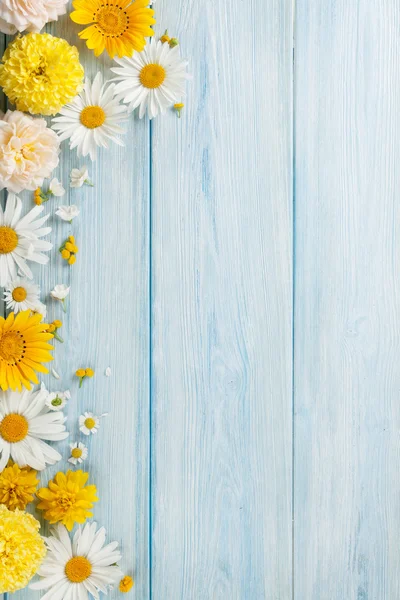 Tuin bloemen over houten tafel — Stockfoto