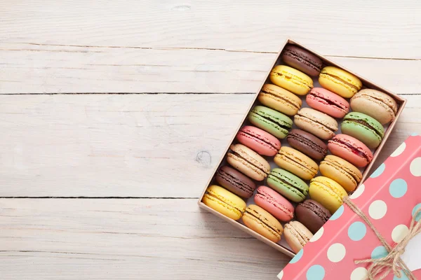 Macarrones coloridos en caja — Foto de Stock