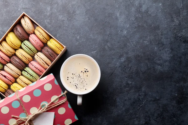 Πολύχρωμο macaroons και καφέ — Φωτογραφία Αρχείου