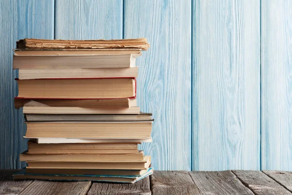 Stapel boeken op tafel — Stockfoto