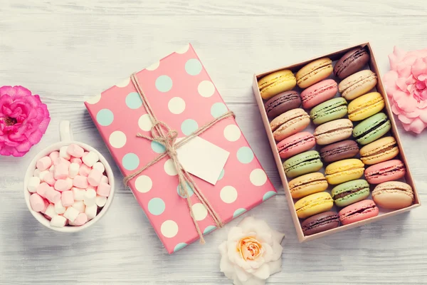 Macaroons coloridos em caixa e marshmallow — Fotografia de Stock