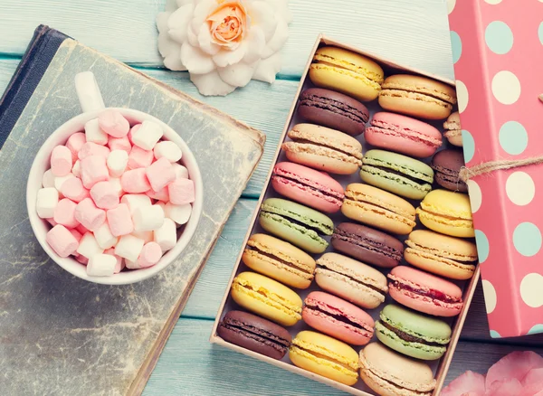 Macaroons coloridos em caixa e marshmallow — Fotografia de Stock