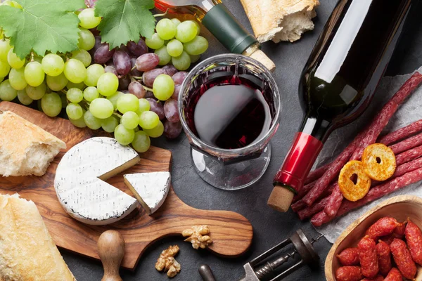 Vino, uvas, queso, salchichas — Foto de Stock