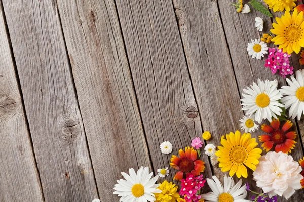 Flores do jardim sobre mesa de madeira — Fotografia de Stock