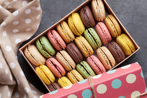 Macaroons coloridos na caixa — Fotografia de Stock