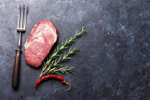 Gotowanie stek surowej wołowiny — Zdjęcie stockowe