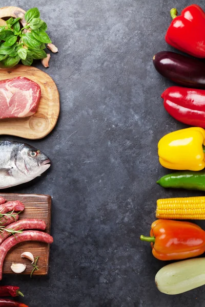 Produtos hortícolas, peixe e carne — Fotografia de Stock