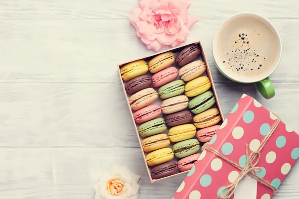 Macaroons coloridos na caixa de presente — Fotografia de Stock