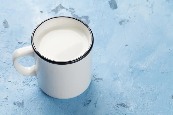 Melk cup op stenen tafel — Stockfoto