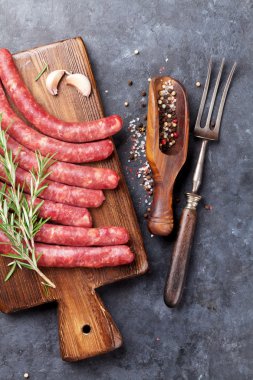 çiğ sosis ve malzemeler