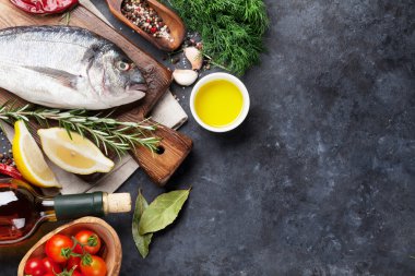 Malzemelerle çiğ balık