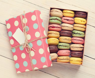 hediye kutusunda renkli macaroons