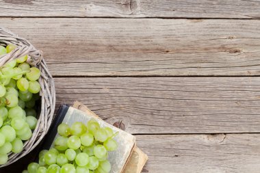 sepet içinde beyaz üzüm