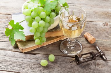 beyaz üzüm ve şarap 